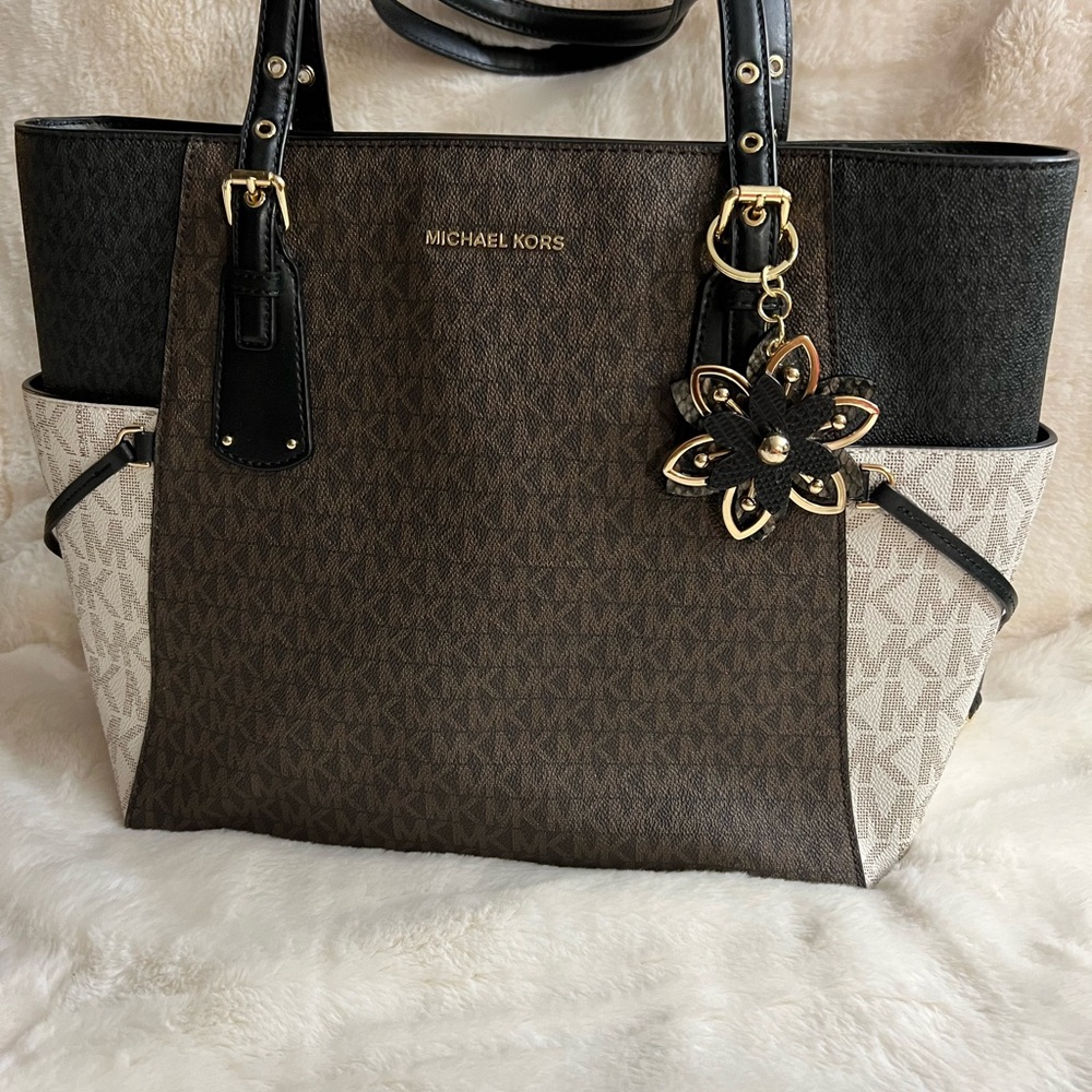 Michael Kors
Signature Logo Voyager Colorblock East West Tote Bag